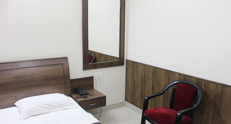 Hotel Sakhi Inn by Urban galaxy, Amritsar 5